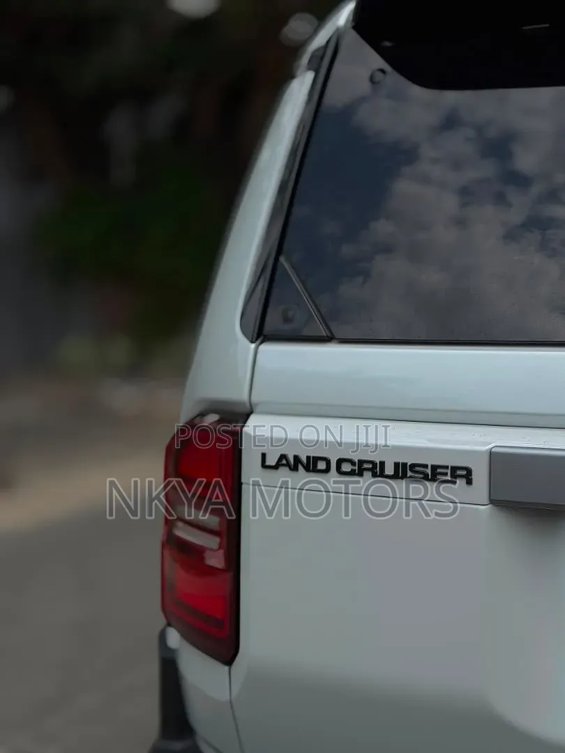 Toyota Land Cruiser Prado 2025 White