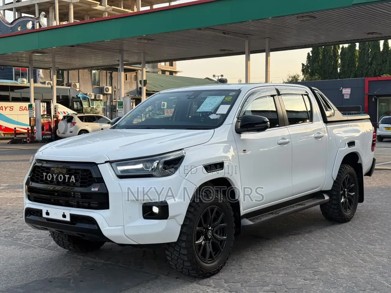 Toyota Hilux 2024 Pearl