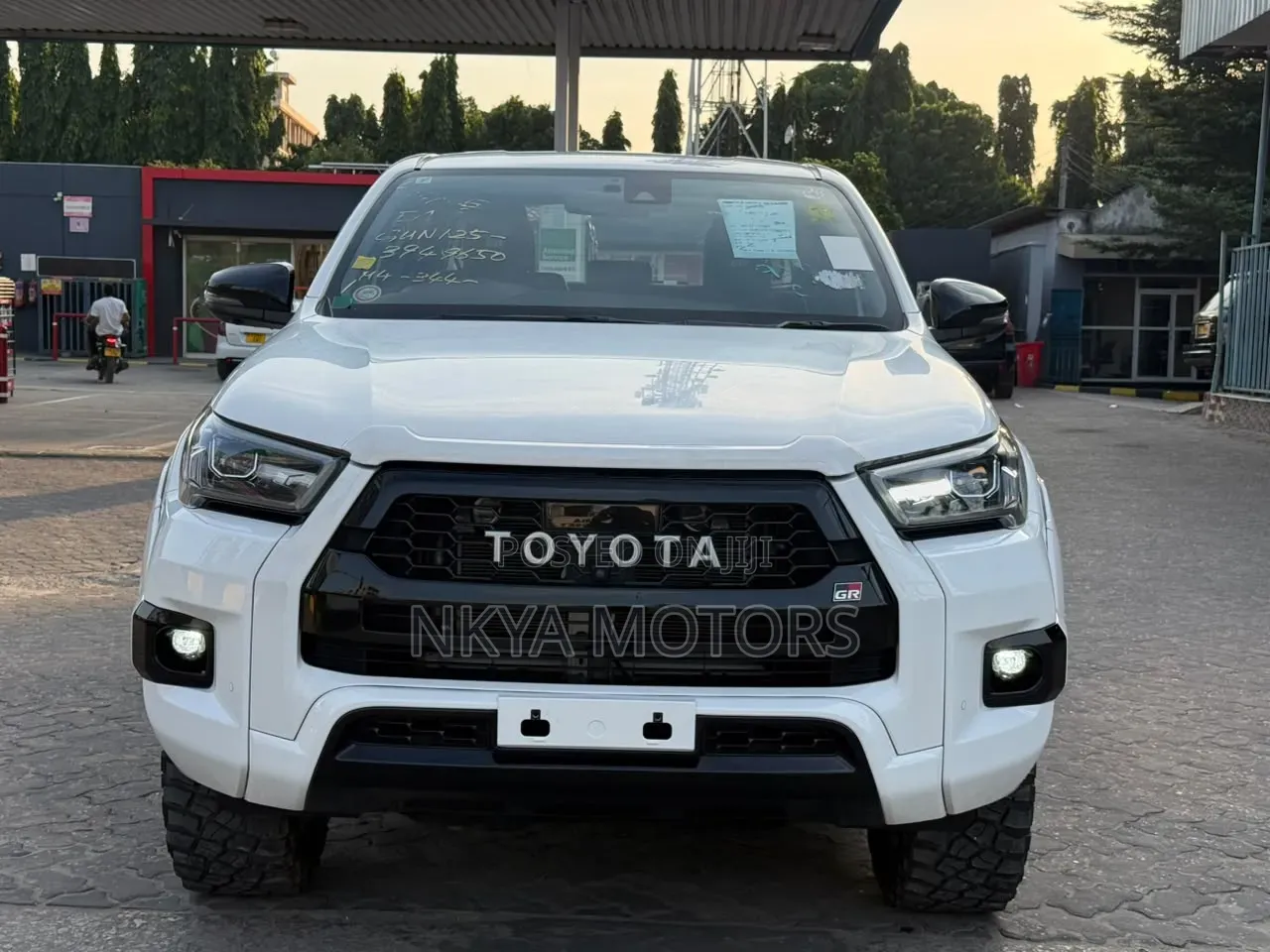Toyota Hilux 2024 Pearl