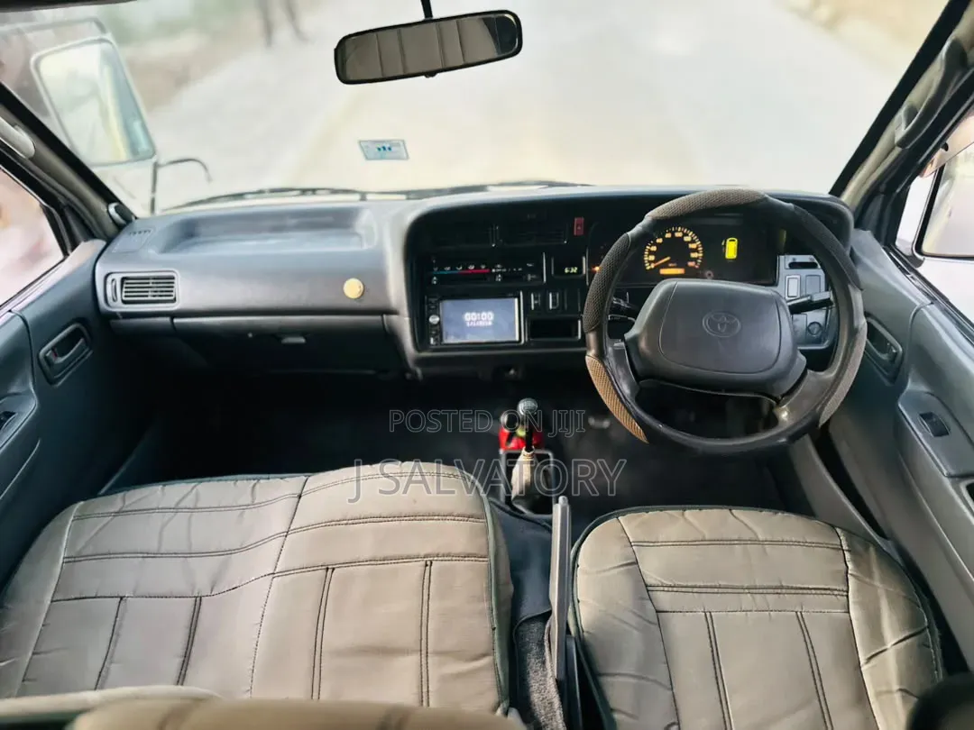 Toyota HiAce 2002 Yellow