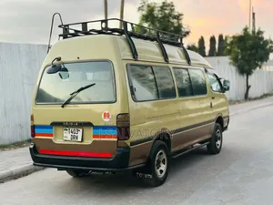 Toyota HiAce 2002 Yellow