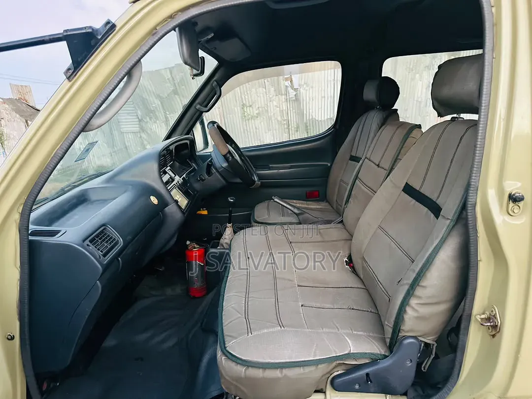 Toyota HiAce 2002 Yellow