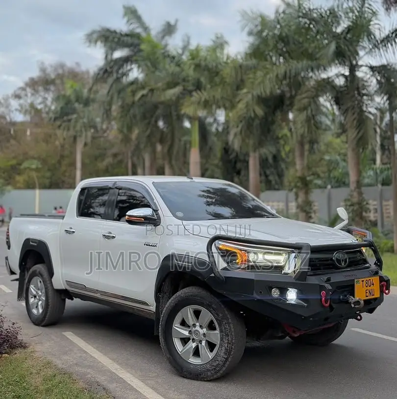 Toyota Hilux 2021 White