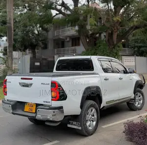 Toyota Hilux 2021 White