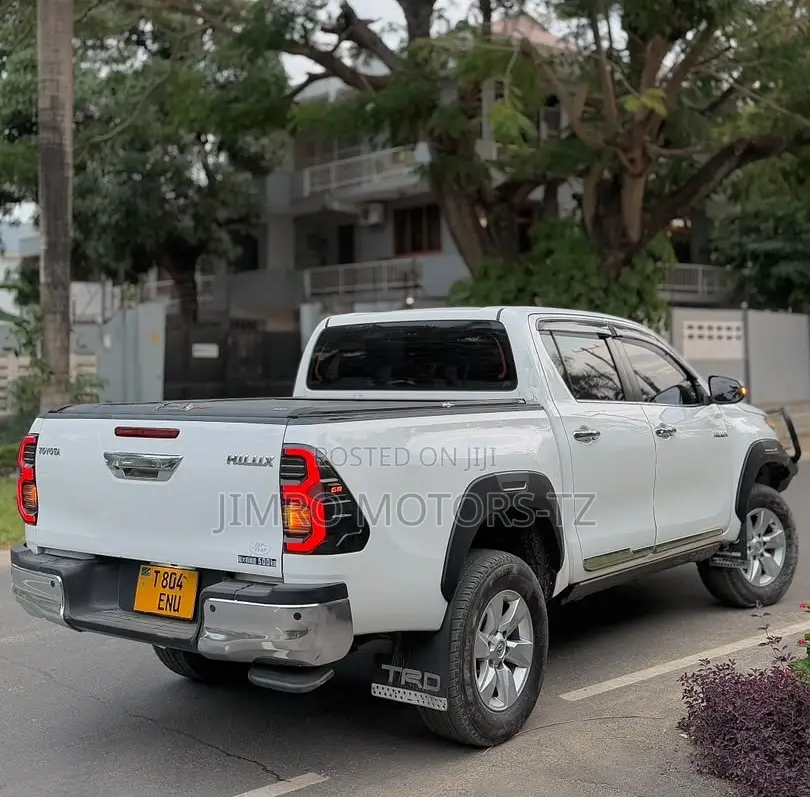 Toyota Hilux 2021 White