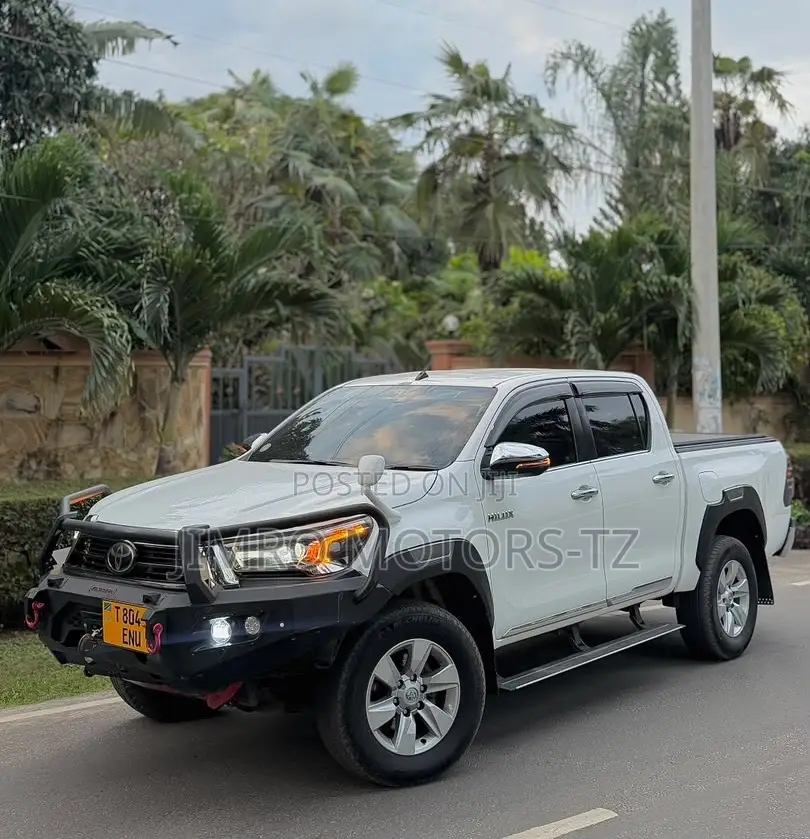 Toyota Hilux 2021 White
