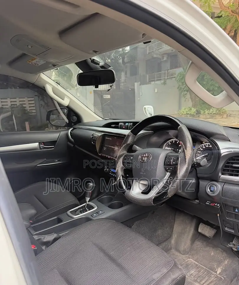 Toyota Hilux 2021 White