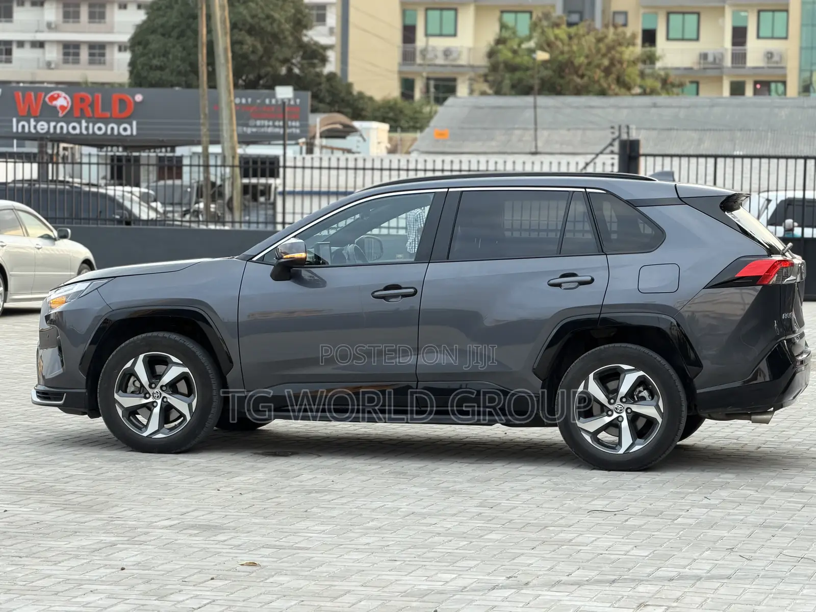 Toyota RAV4 Plug-In Hybrid XSE AWD 2025 Gray