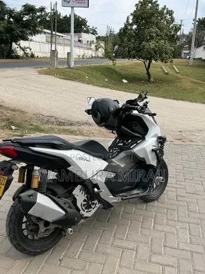 New Honda CB 2025 Silver