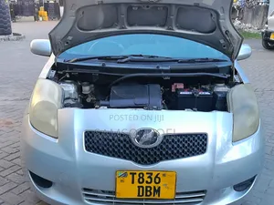 Toyota Vitz 2006 Silver