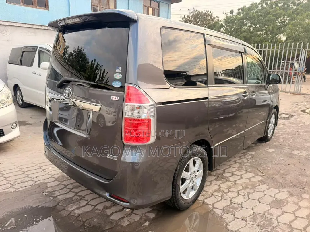 Toyota Noah 2009 Gray