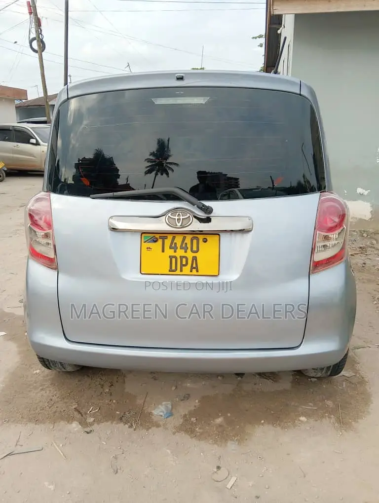 Toyota Ractis 2005 Gray