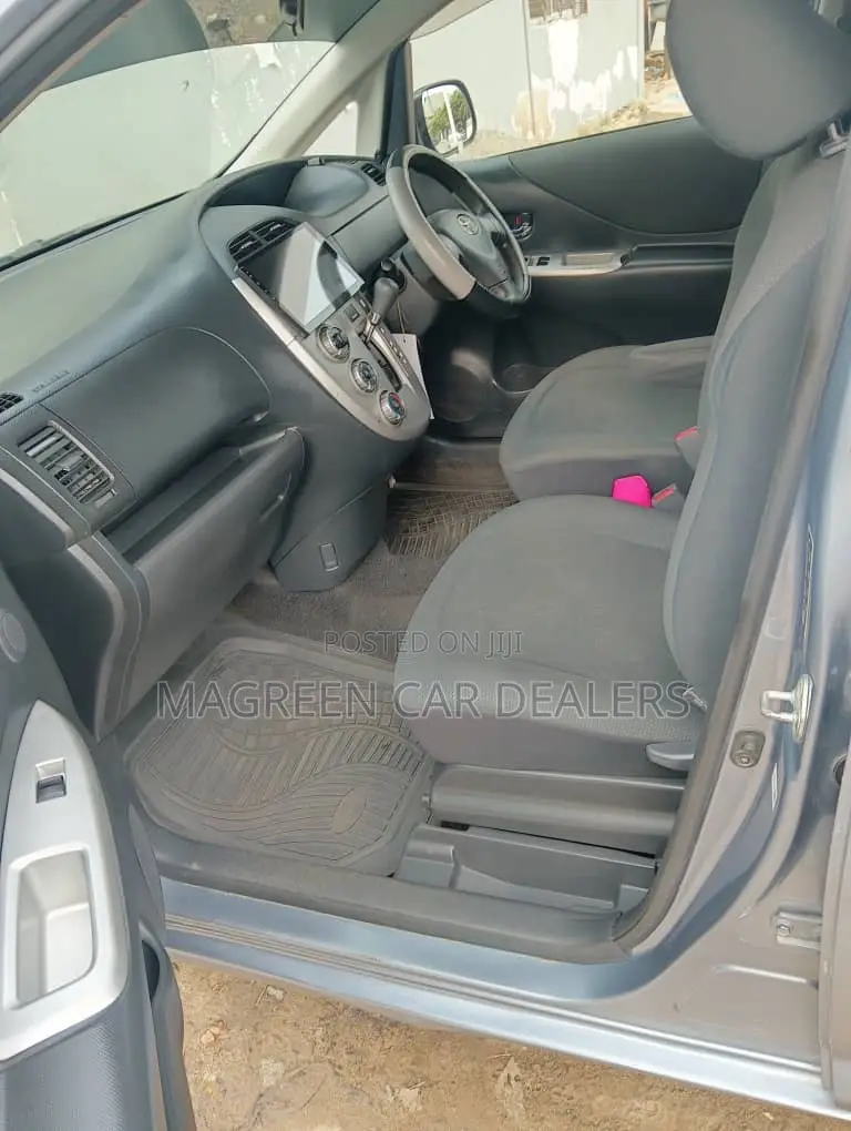 Toyota Ractis 2005 Gray
