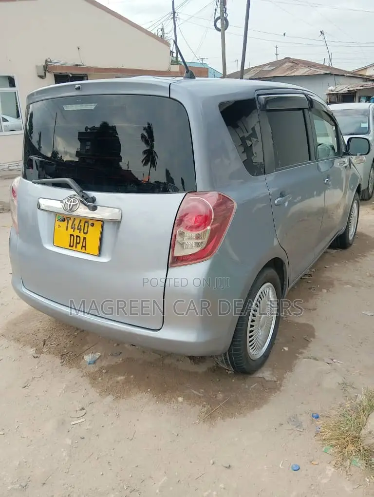 Toyota Ractis 2005 Gray