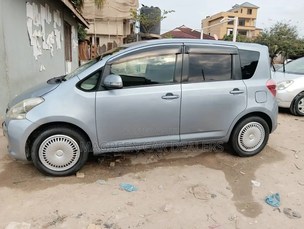 Toyota Ractis 2005 Gray