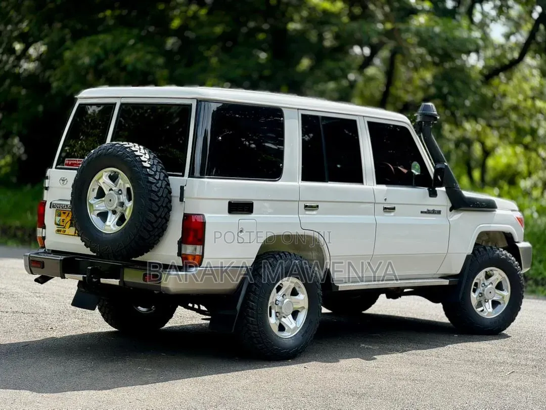Toyota Land Cruiser 2016 White