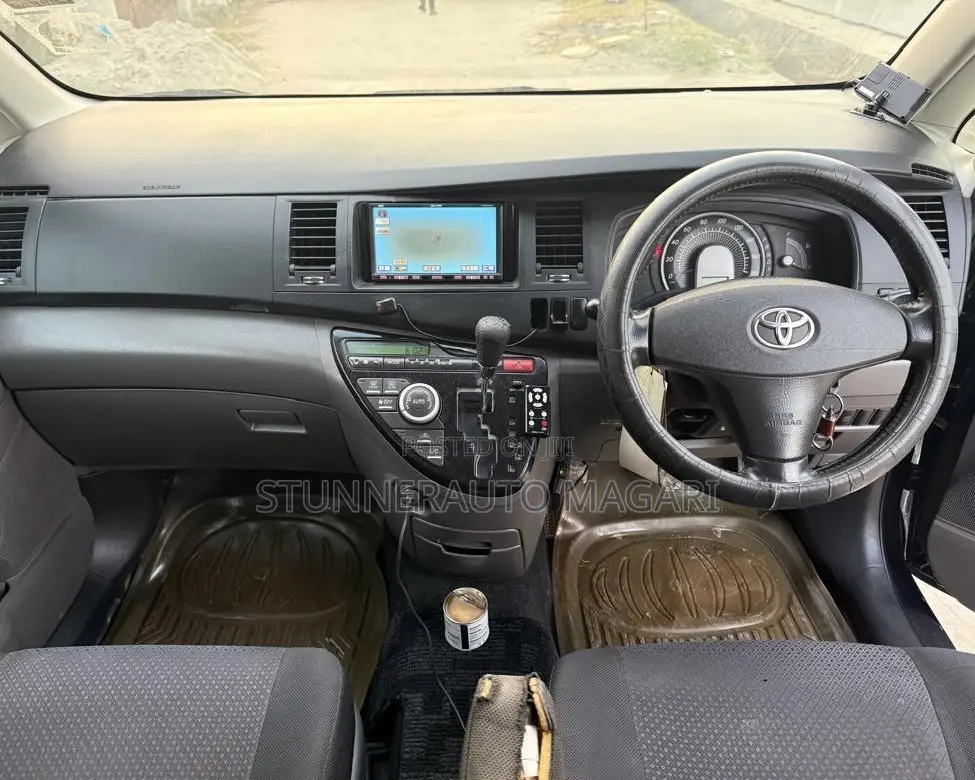 Toyota ISIS 2005 Blue