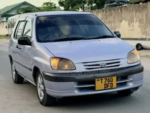 Toyota Raum 2001