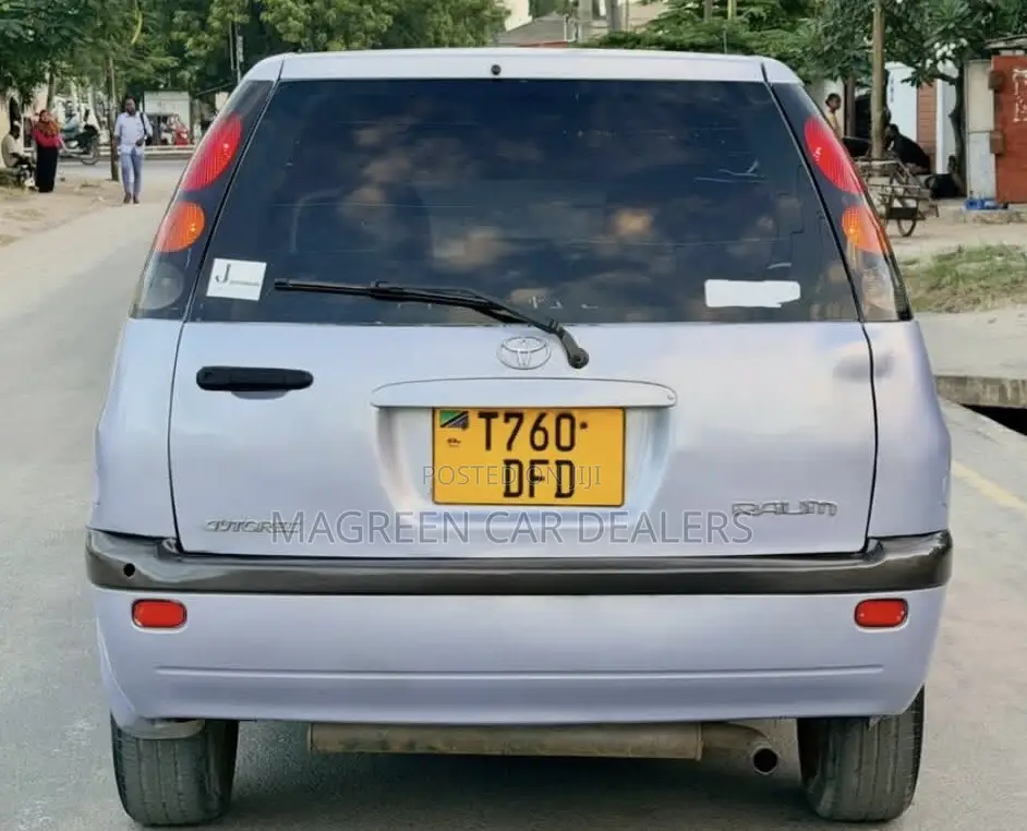 Toyota Raum 2001