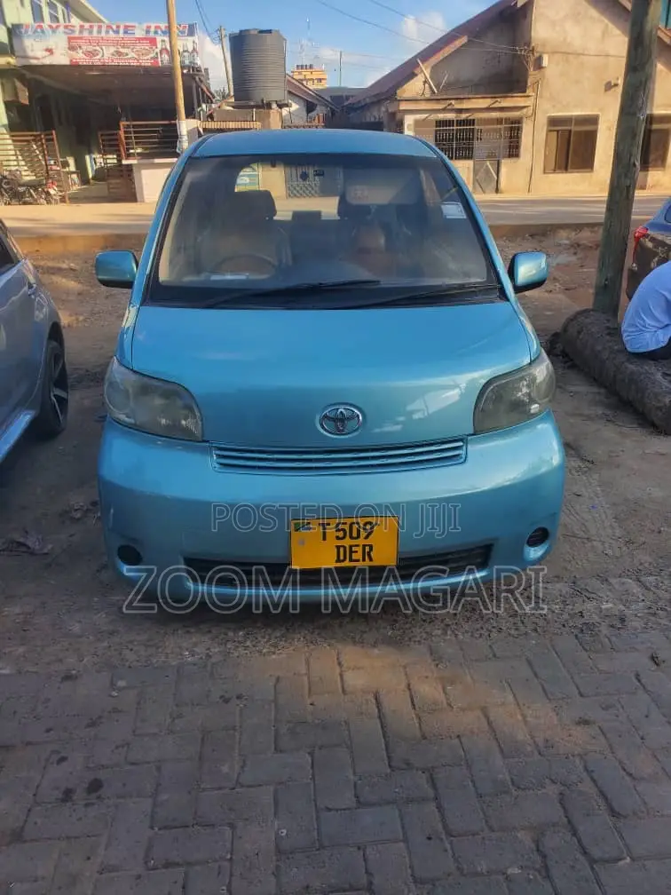 Toyota Porte 2005 Blue