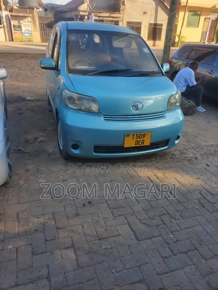 Toyota Porte 2005 Blue