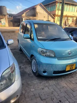 Toyota Porte 2005 Blue