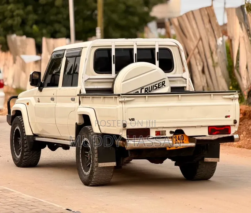 Toyota Land Cruiser 2016 White