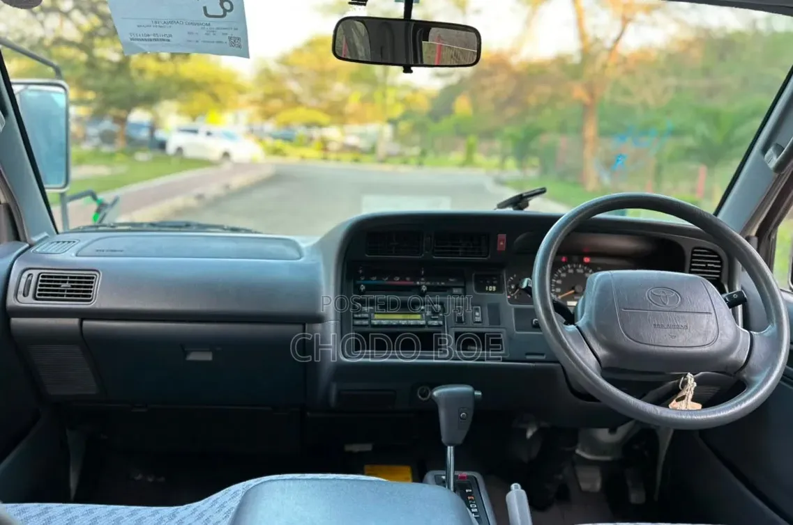 Toyota HiAce 2003 White