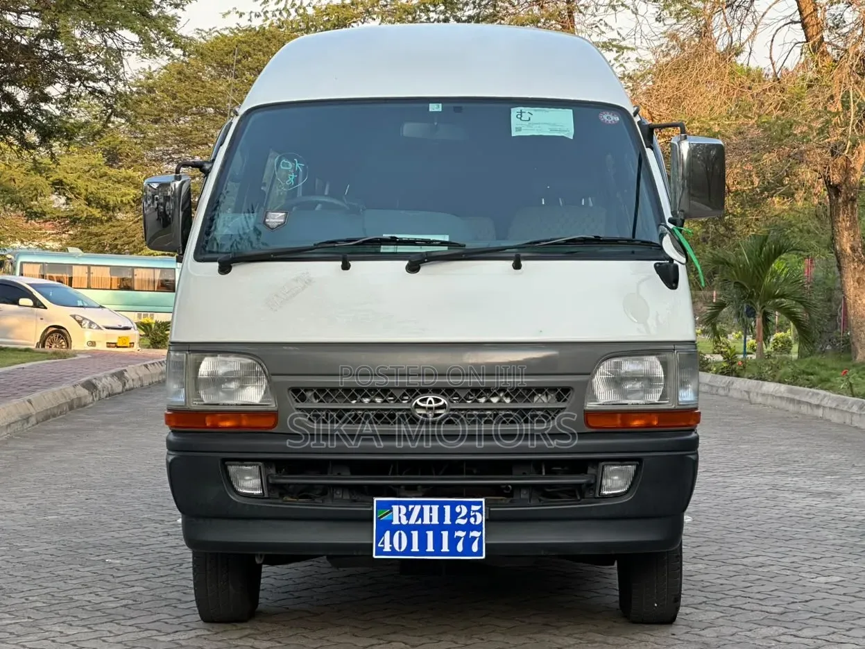 Toyota HiAce 2003 White