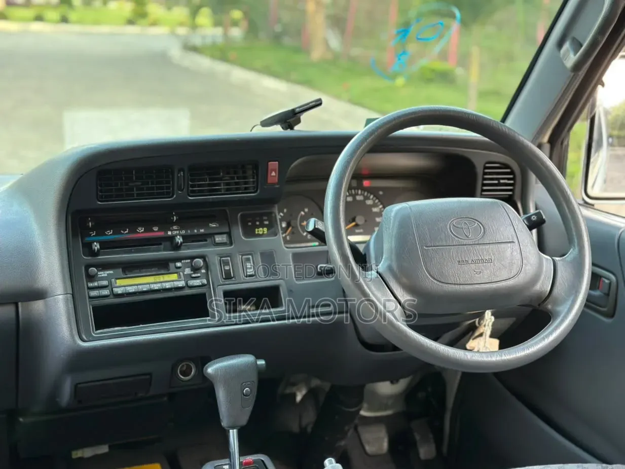 Toyota HiAce 2003 White