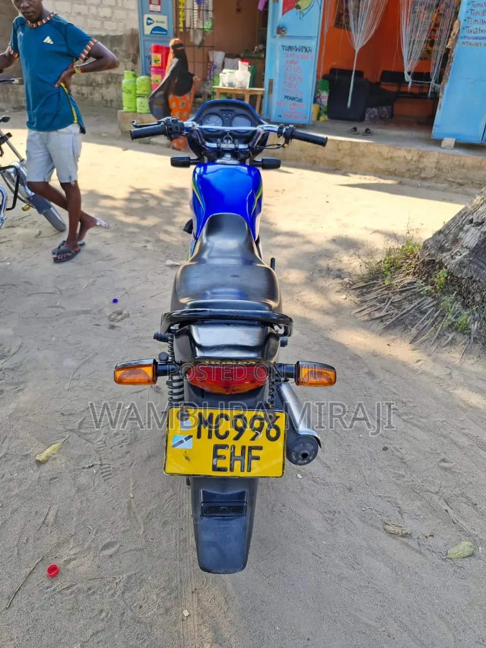 Honda CB 2025 Blue