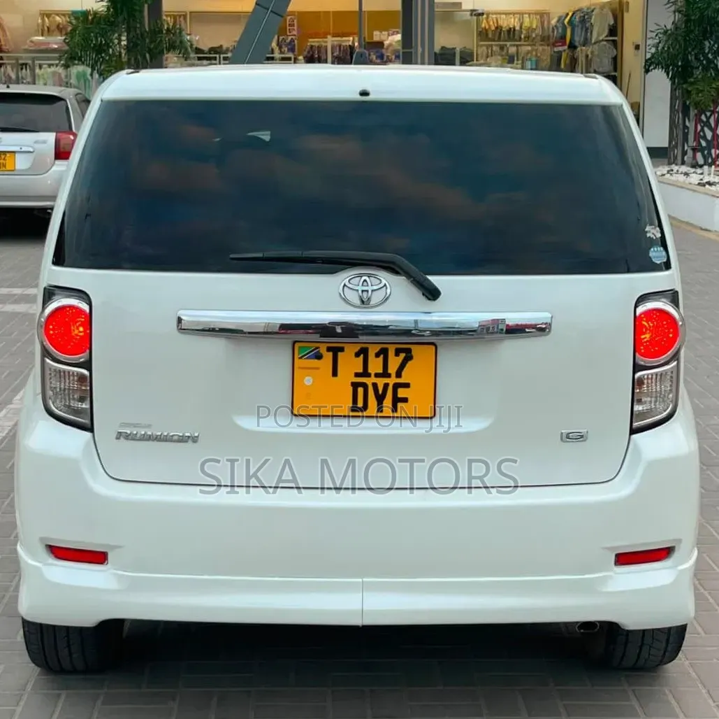 Toyota Corolla Rumion 2010 White