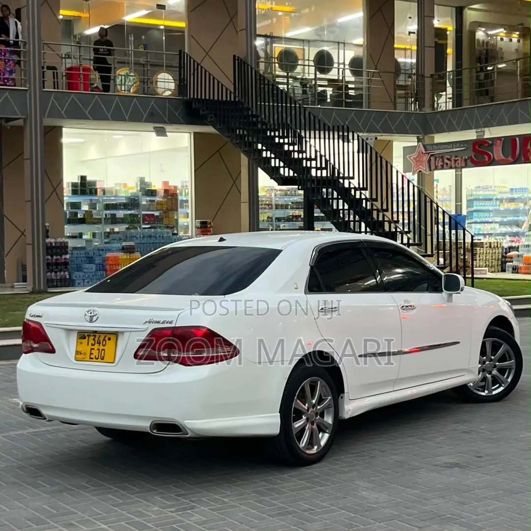 Toyota Crown 2011 Pearl
