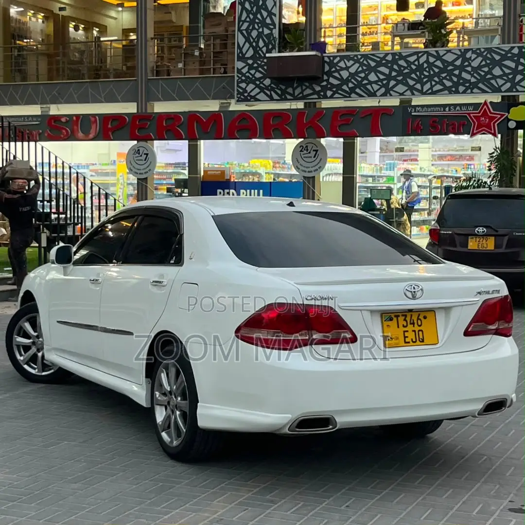 Toyota Crown 2011 Pearl