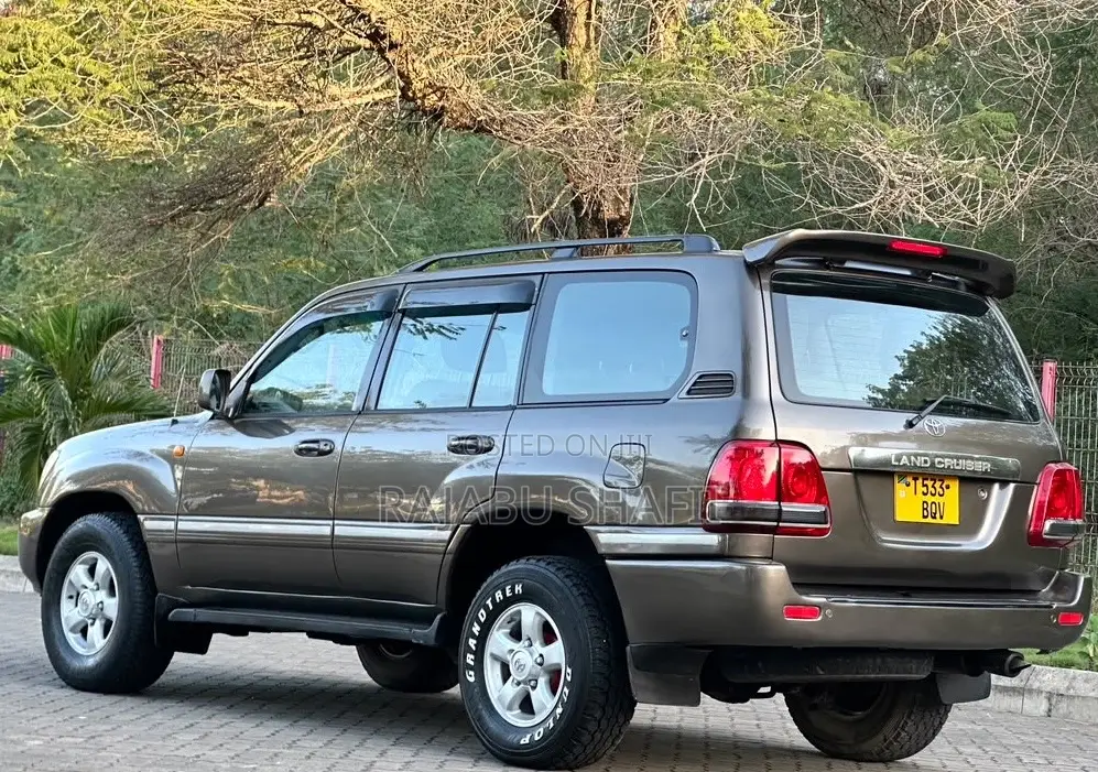 Toyota Land Cruiser 2001 Gray