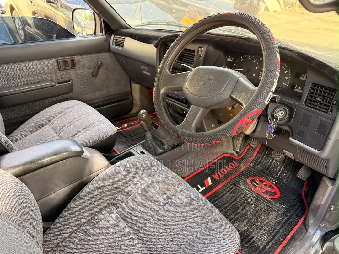 Toyota Hilux 1999 Gray