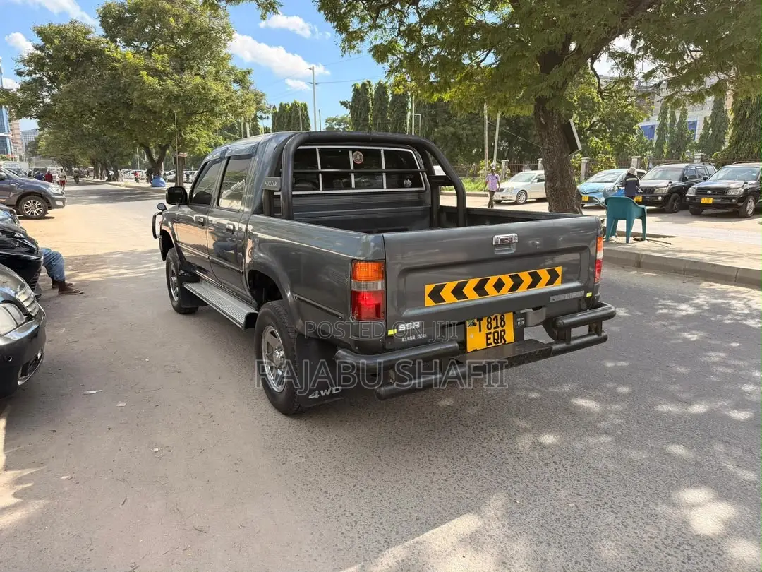 Toyota Hilux 1999 Gray