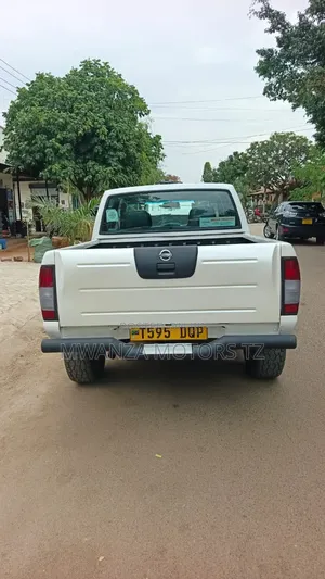 Nissan Hardbody 2009 White