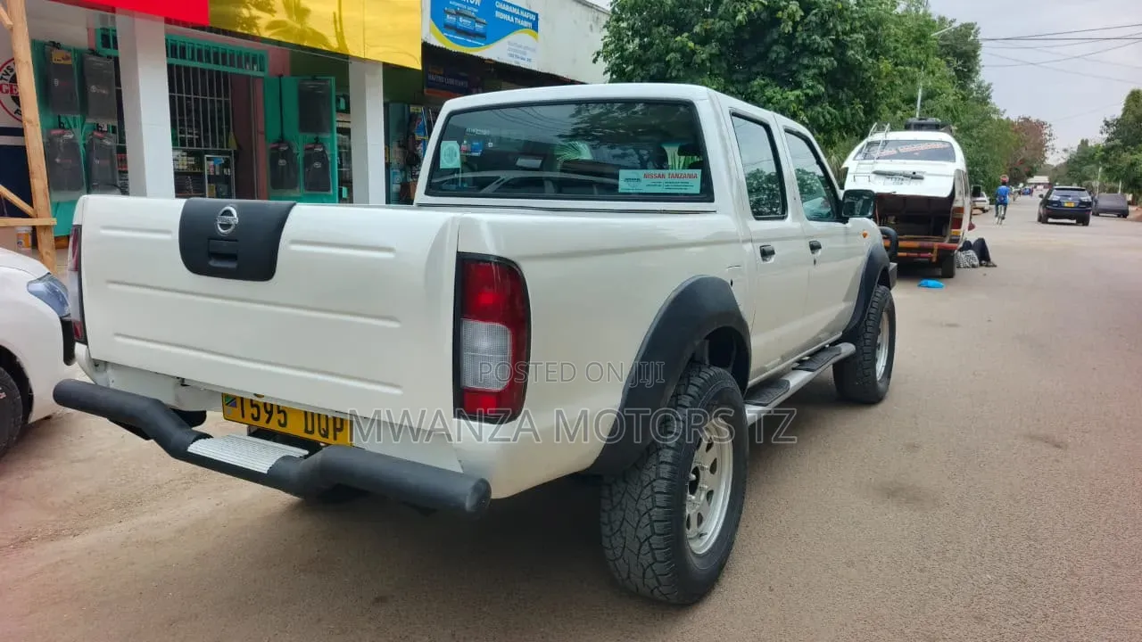 Nissan Hardbody 2009 White