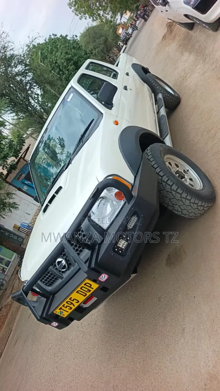 Nissan Hardbody 2009 White