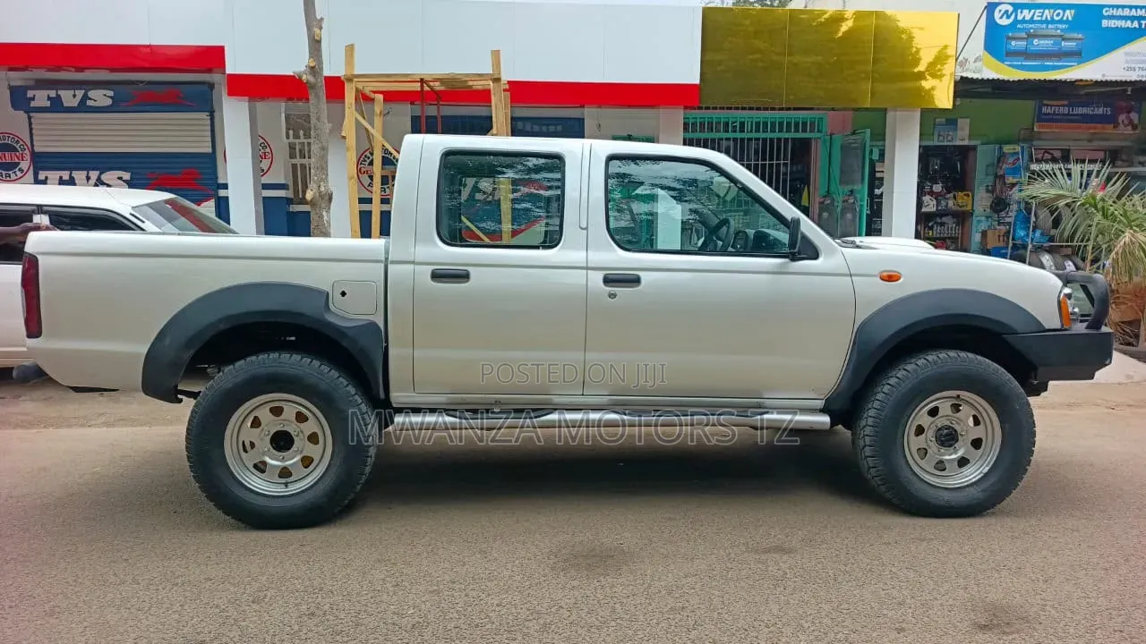Nissan Hardbody 2009 White