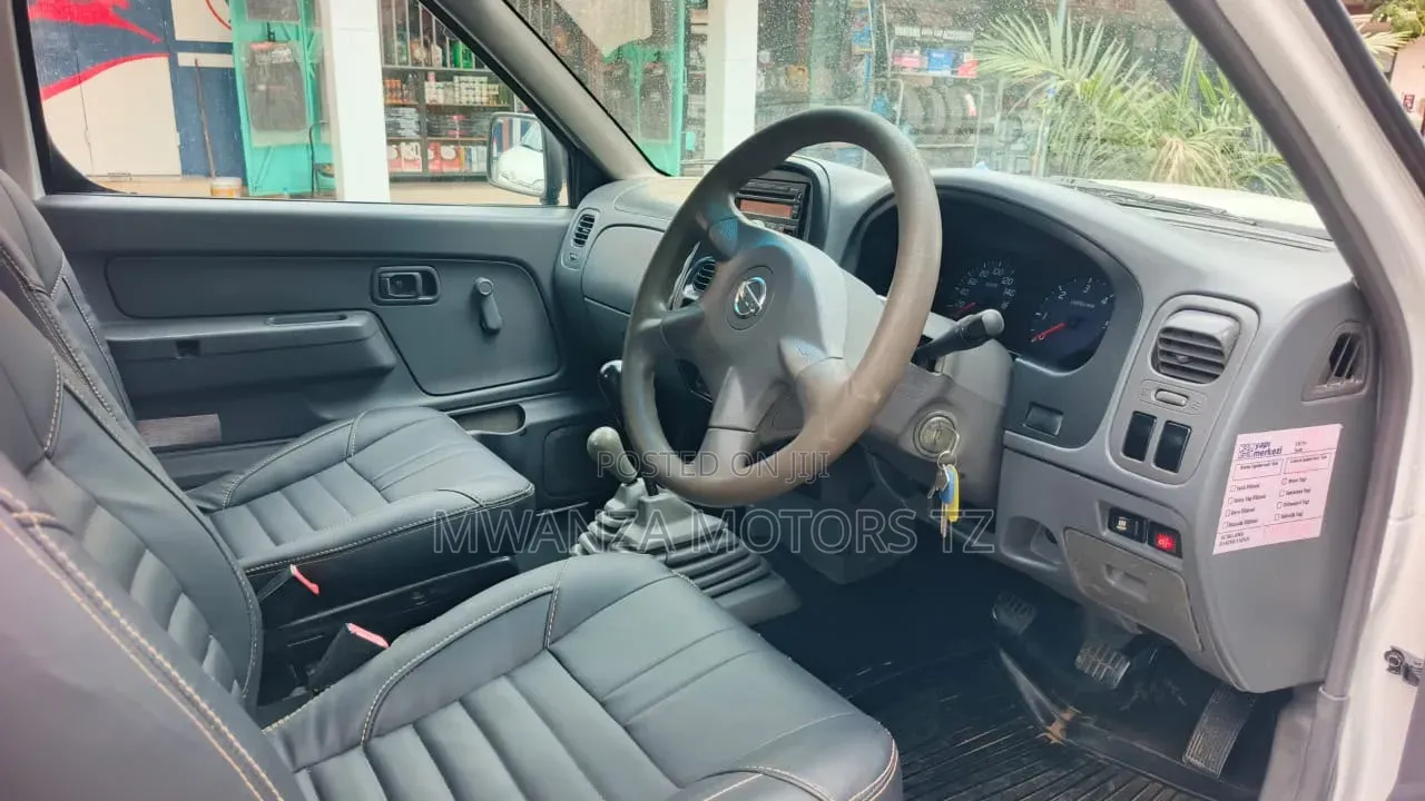 Nissan Hardbody 2009 White