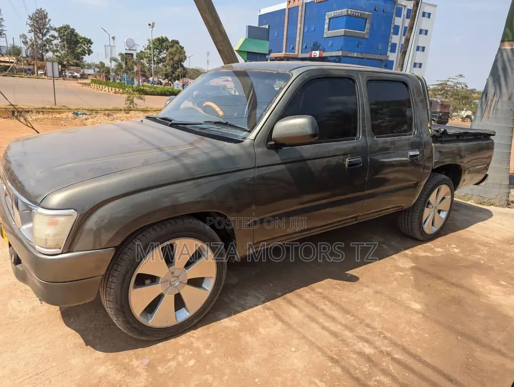 Toyota Hilux 2003 Gray