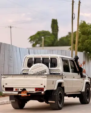 Toyota Land Cruiser 2016 White