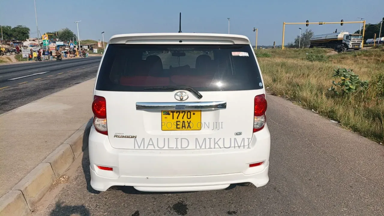 Toyota Corolla Rumion 2010 White