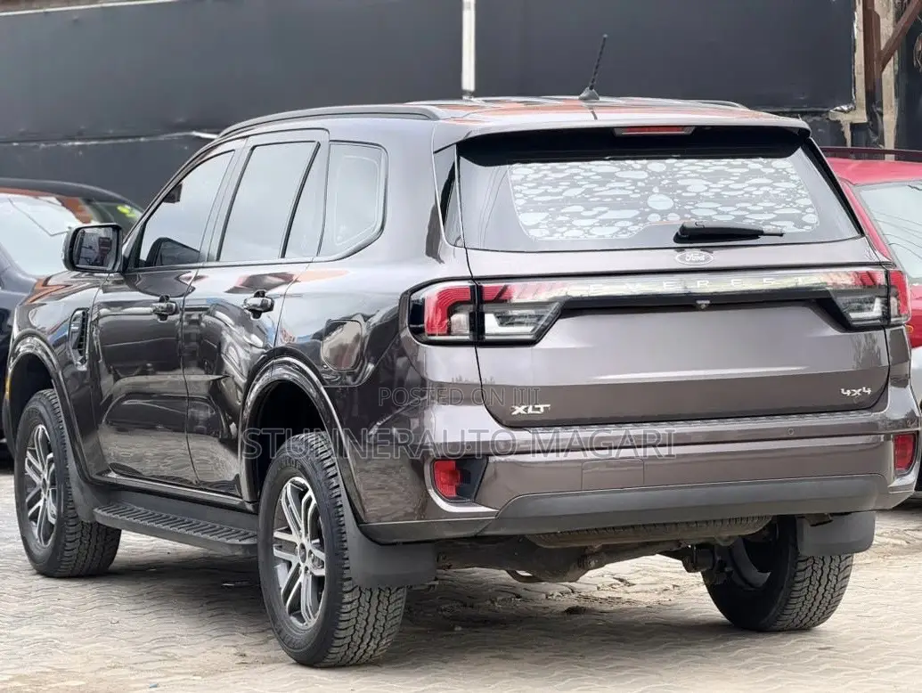 Ford Everest 2023 Brown