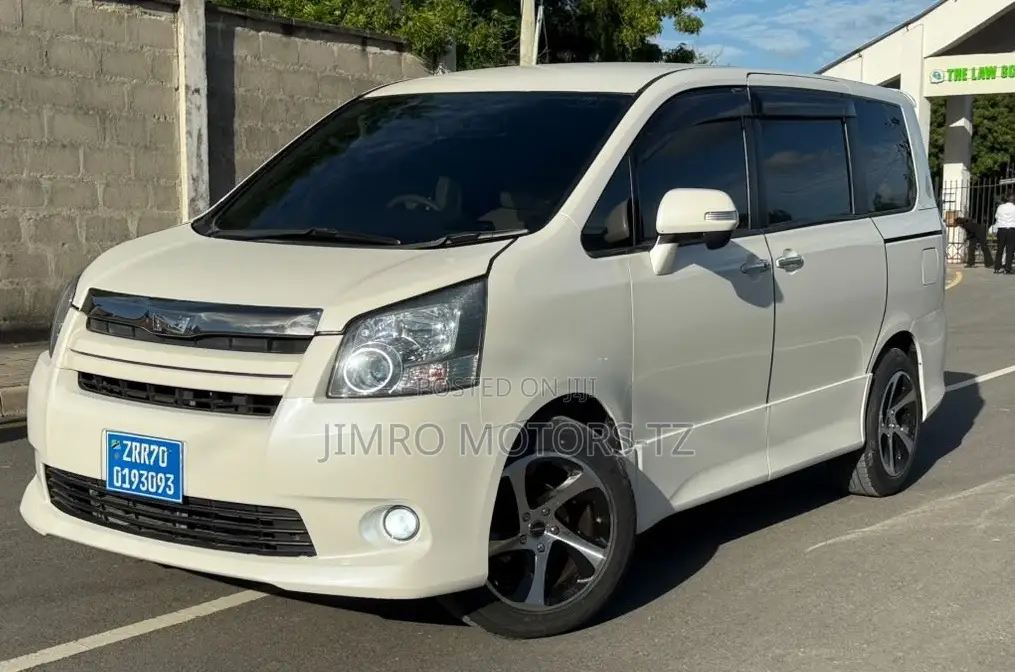 Toyota Noah 2010 White
