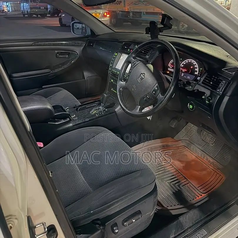 Toyota Crown 2006 White