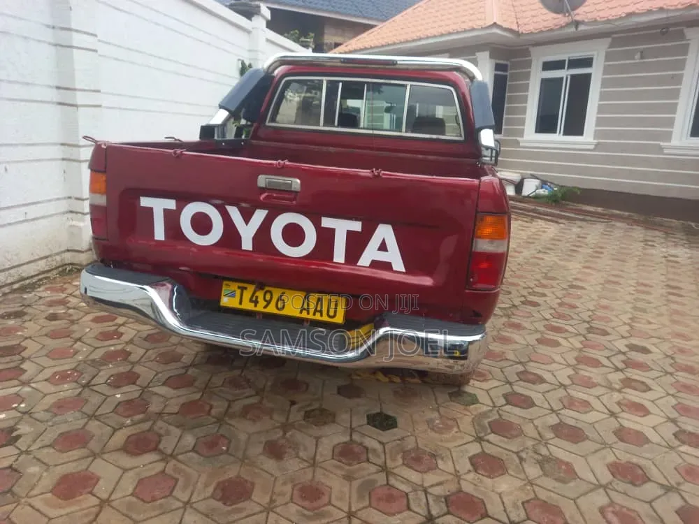 Toyota Hilux 2003 Red