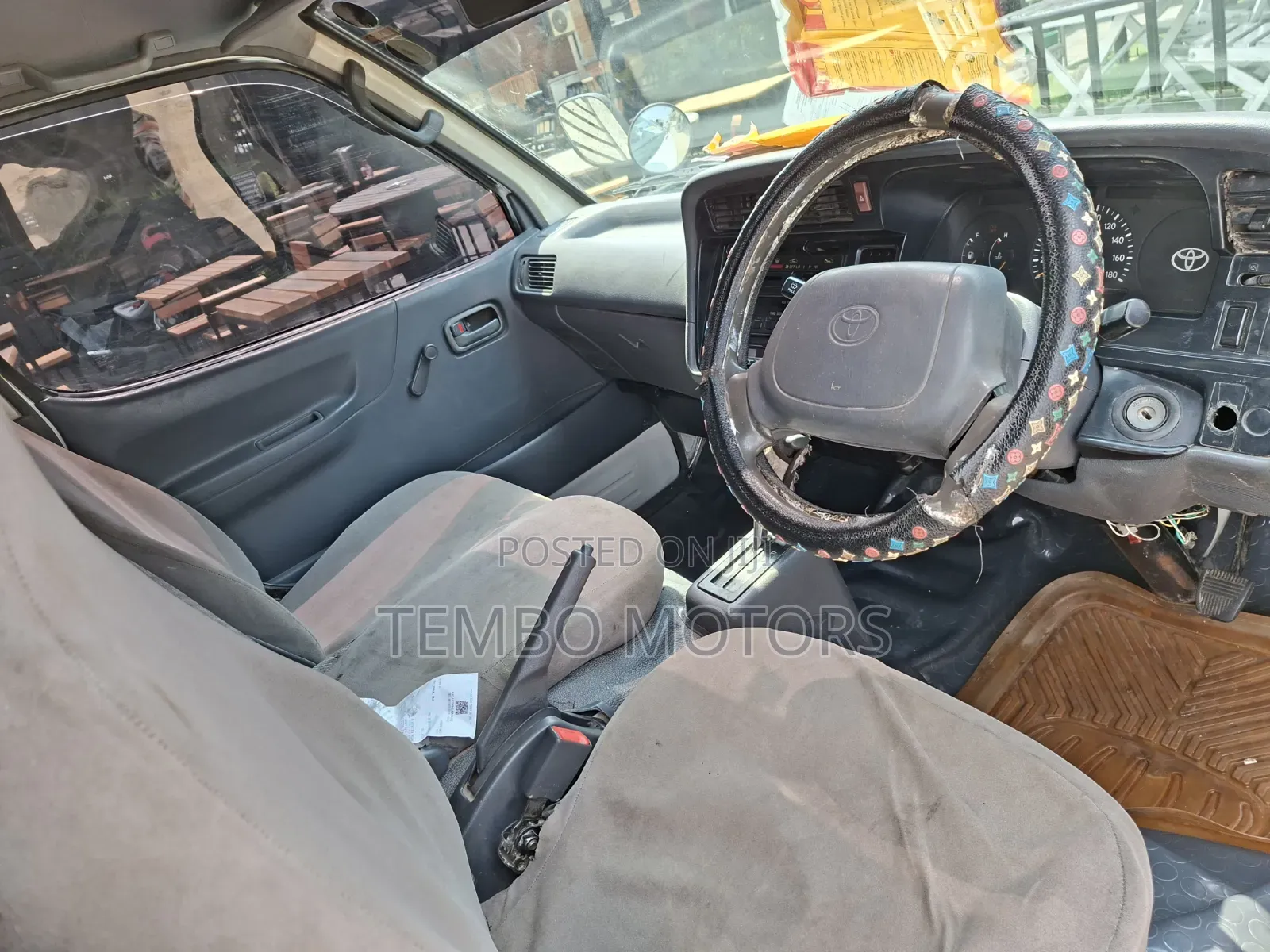 Toyota HiAce 2000 White